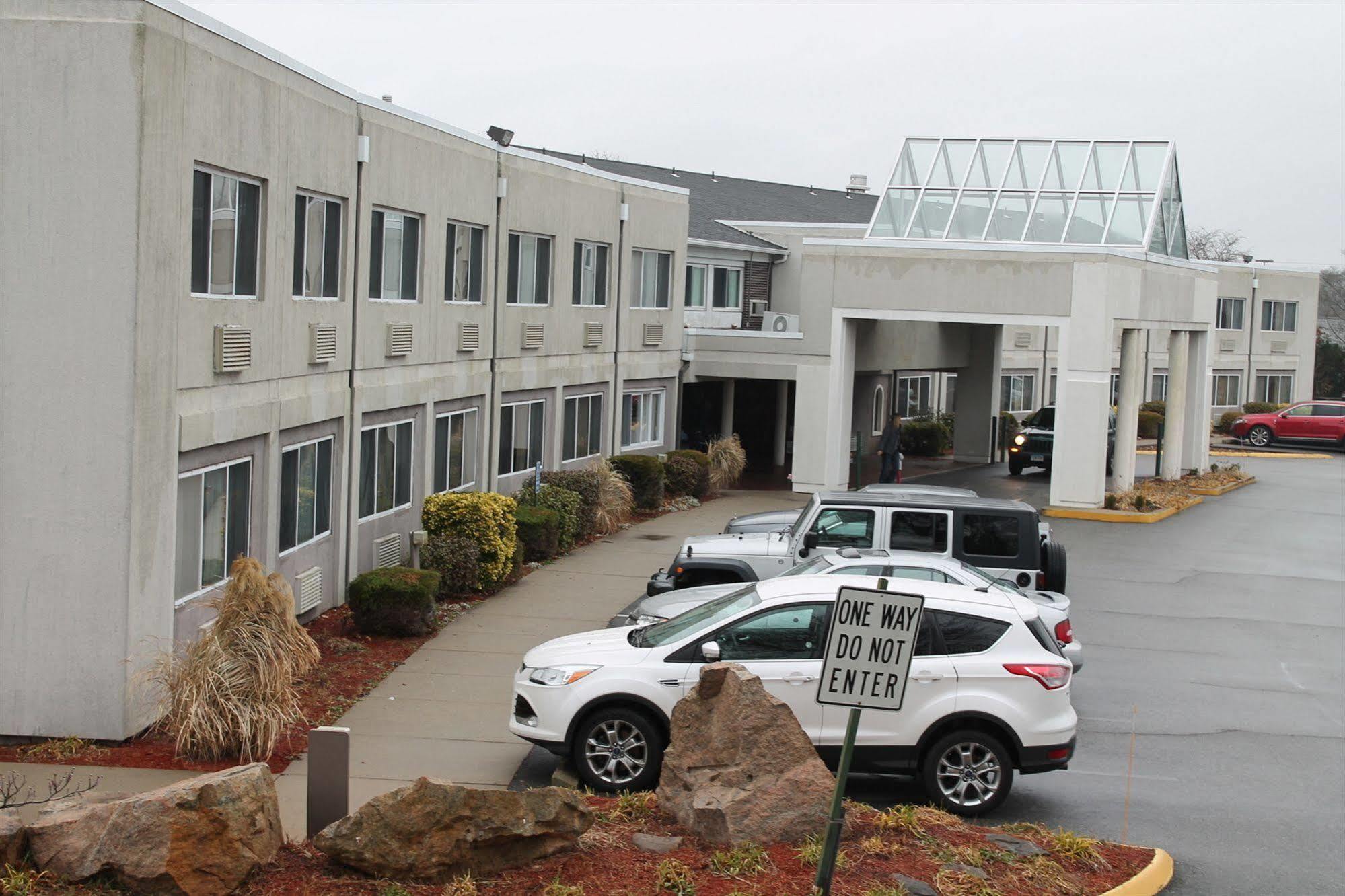 Groton Inn & Suites Exterior photo